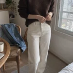 브라운 코디 - 초콜릿 브라운 니트와 아이보리 팬츠를 매치하고 옆에 중청 데님을 놓은 모습