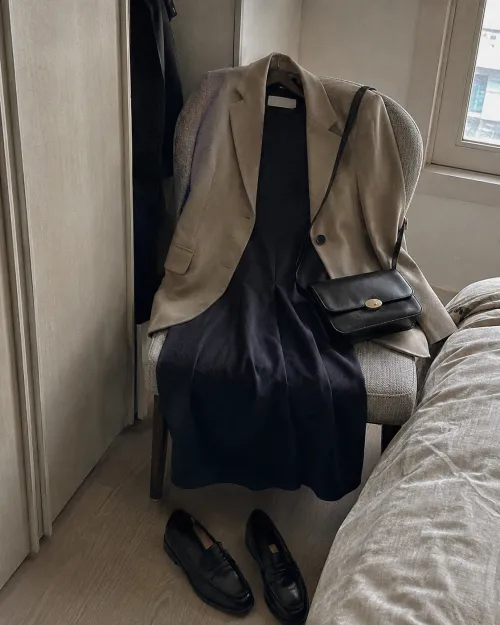 추석 가족모임을 위해 베이지 자켓과 원피스, 로퍼를 준비해 둔 모습