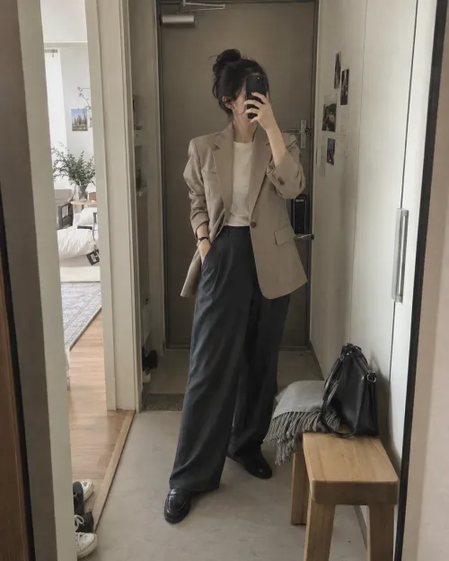 베이지 블레이저와 차콜 슬랙스를 매치한 여성 가을 출근룩