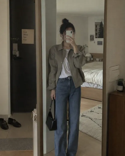 9월 간절기 자켓과 데님을 입은 여성의 현실적인 거울 셀카